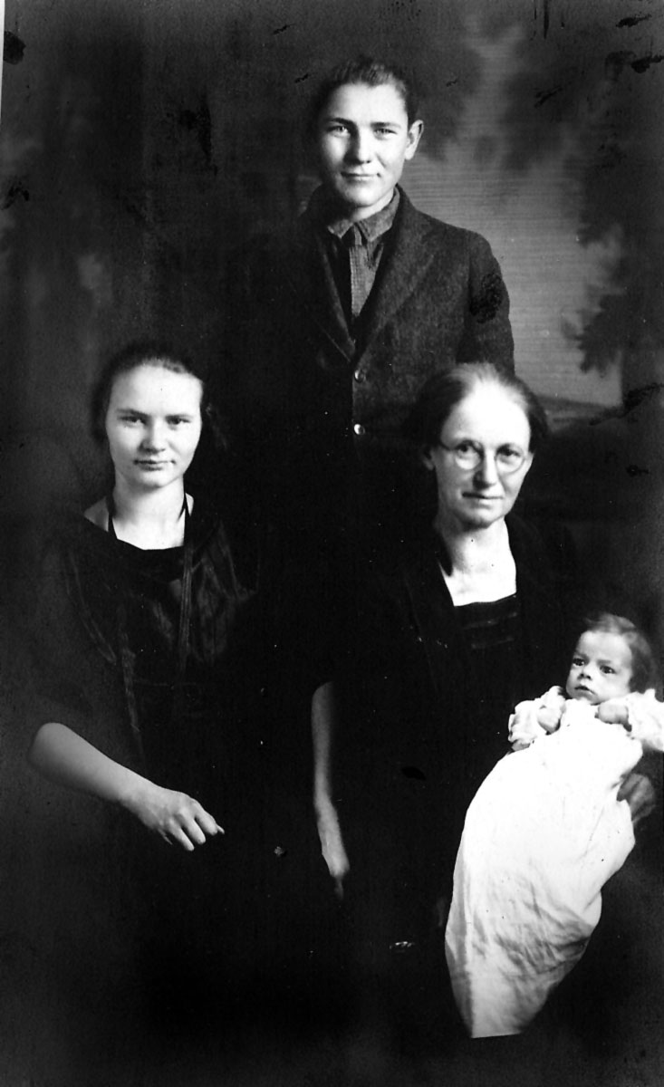Ingels-Group: Mildred, Marion, Daisy (Hunt) and baby.